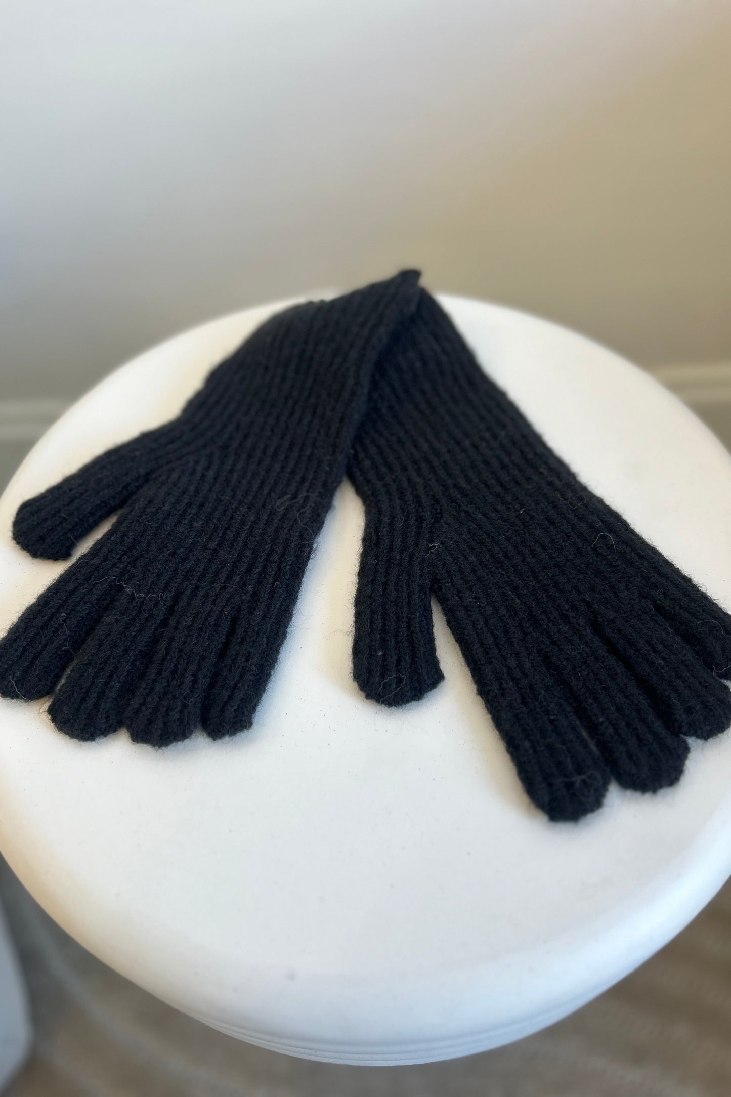 BLACK KNIT GLOVES